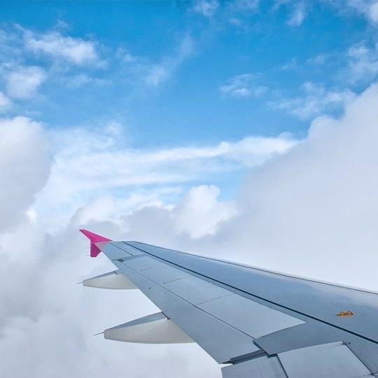 关闭-up of the right wing of an airplane flying through the clouds