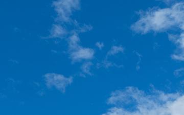 浅蓝色的天空背景，白云