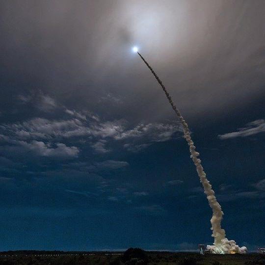 利用空间通信技术向空中发射的卫星火箭